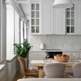 Напольное кашпо с цветком в кухне-гостиной