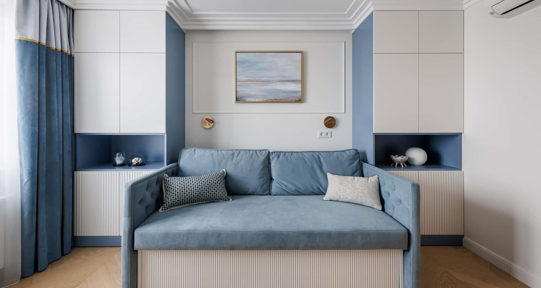 Сочетающиеся цвета в современной комнаты — голубой и белый Сочетающиеся цвета в современной комнаты — голубой и белый