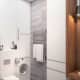 Зеркало рядом с умывальником широкого стиля. Дизайн и ремонт квартиры в ЖК «Редсайд» — Смелые идеи. Фото 029