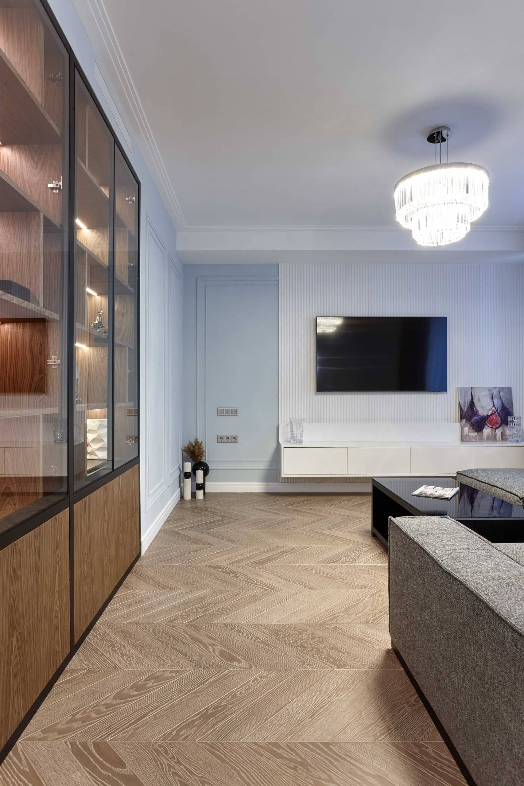 Оформление интерьера гостиной трехкомнатной квартиры в коричневый цвет в стиле современной классики. Фото № 68315.