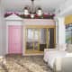 Дверь в комнату девочки выкрашена в светлый розовый цвет. Дизайн и ремонт квартиры в ЖК «Ломоносовский» — Дон Сезар де Базан. Фото 020