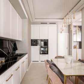 Пол кухни выложен керамогранитом