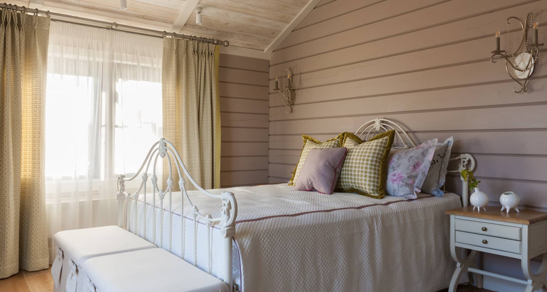Ремонт гостевой спальни с кованой кроватью в стиле прованс