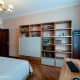 Шкаф с раздвижными белоснежными дверцами, отлично дополняет спальню-кабинет. Дизайн и ремонт квартиры в ЖК «Янтарный город» — Спокойствие и уют. Фото 021