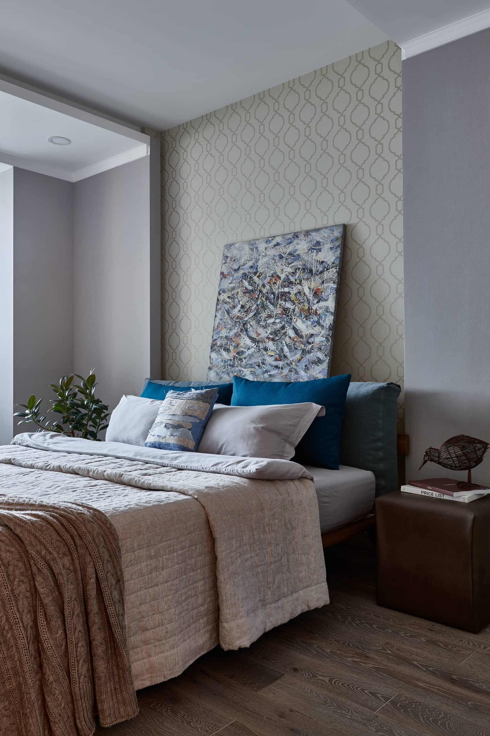 Картина над кроватью выполнена в стиле арт - деко для украшения спальни