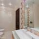 Широкое подсвеченное зеркало над раковиной в ванной. Дизайн и ремонт в квартире в Мытищах — Простая геометрия. Фото 043