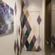 Разноцветная мозаика на стене в ванной комнате. Классика интерьера контемпорари в жизни. Фото 05