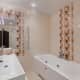 Широкое подсвеченное зеркало над раковиной в ванной. Дизайн и ремонт в квартире в Мытищах — Простая геометрия. Фото 042