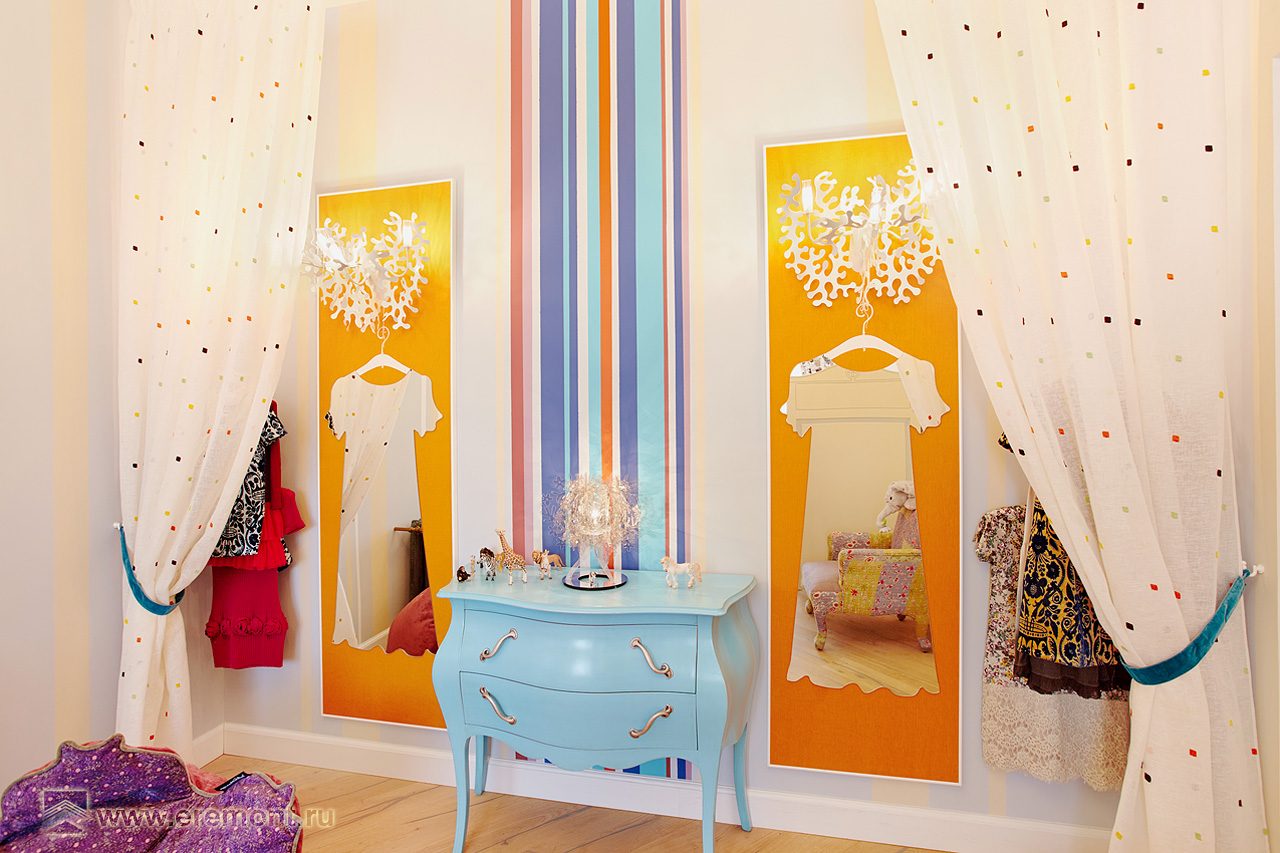 Необычные зеркала в виде платьев для комнаты девочек