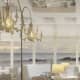 Настольные лампы со стеклянной ножкой с золотистыми деталями. Современные интерьеры ресторанов. Фото 057
