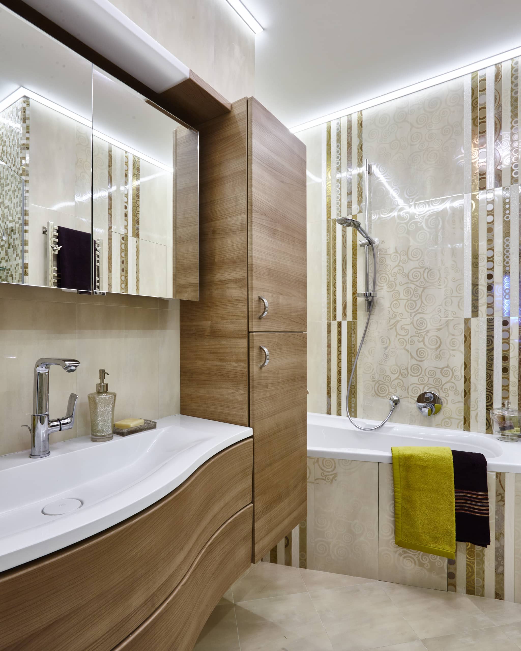 Золотистые линии на плитке в ванной комнате для роскошного интерьера