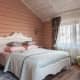 Нежный текстиль в спальне с розовыми стенами. Дизайн и ремонт дома в ЖК «Мишино» — Яркий взгляд на вещи. Фото 045