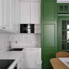 Фасады шкафов повторяют стилистику системы хранения