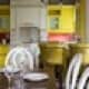Большой обеденный стол на восемь человек с белыми стульями. Дизайн и ремонт дома в ЖК «Мишино» — Яркий взгляд на вещи. Фото 027