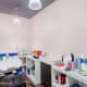 Раковина со шкафчиками белого цвета в углу комнаты. Дизайн и ремонт салона «Персона» —  Салон красоты. Фото 025