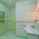 Дверь в цвет ванной комнаты отлично дополняет интерьер. Дизайн и ремонт в квартире в ЖК «Миракс Парк» — Чудеса Классики. Фото 024