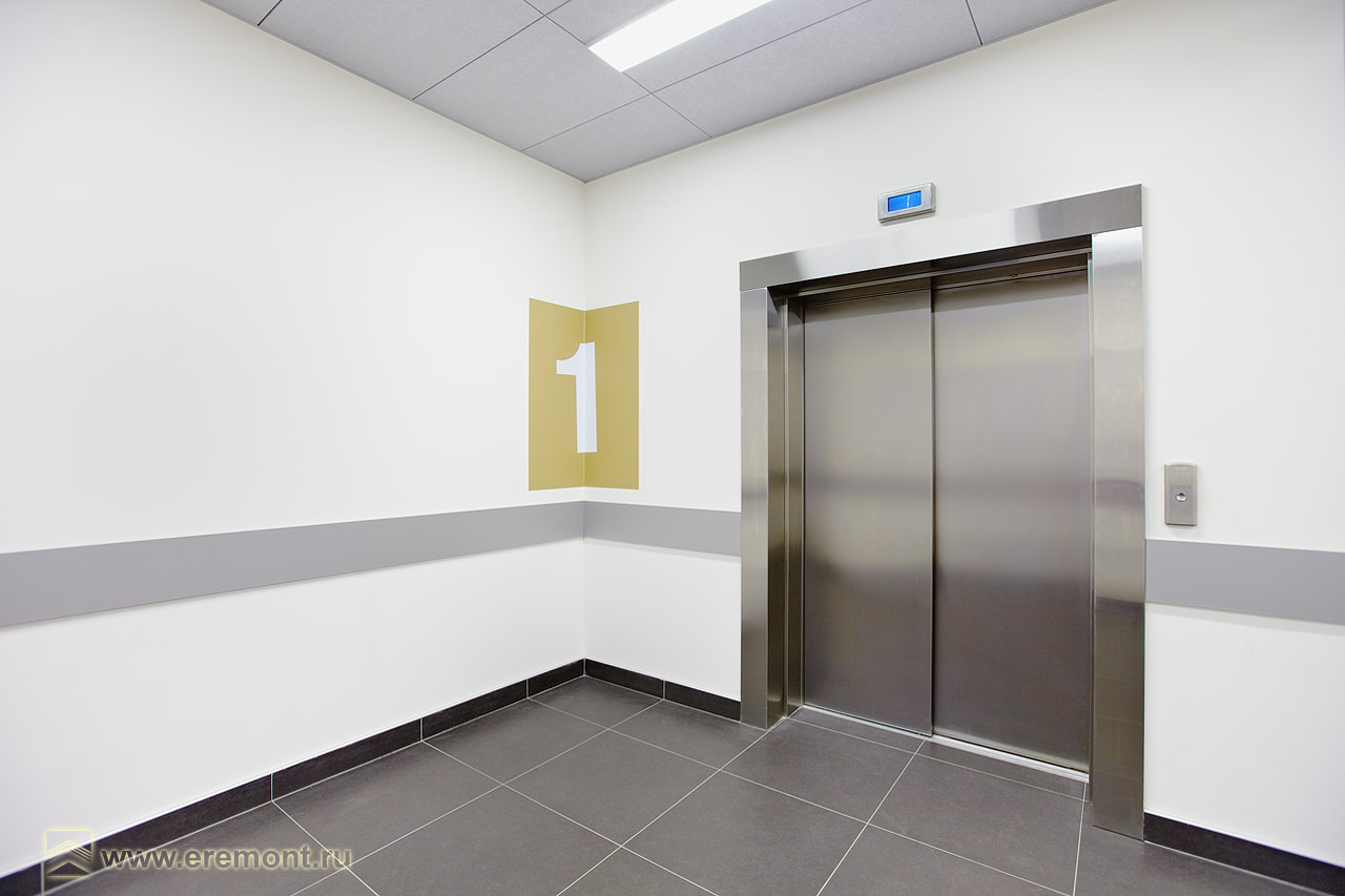 Двери лифта серебристого цвета
