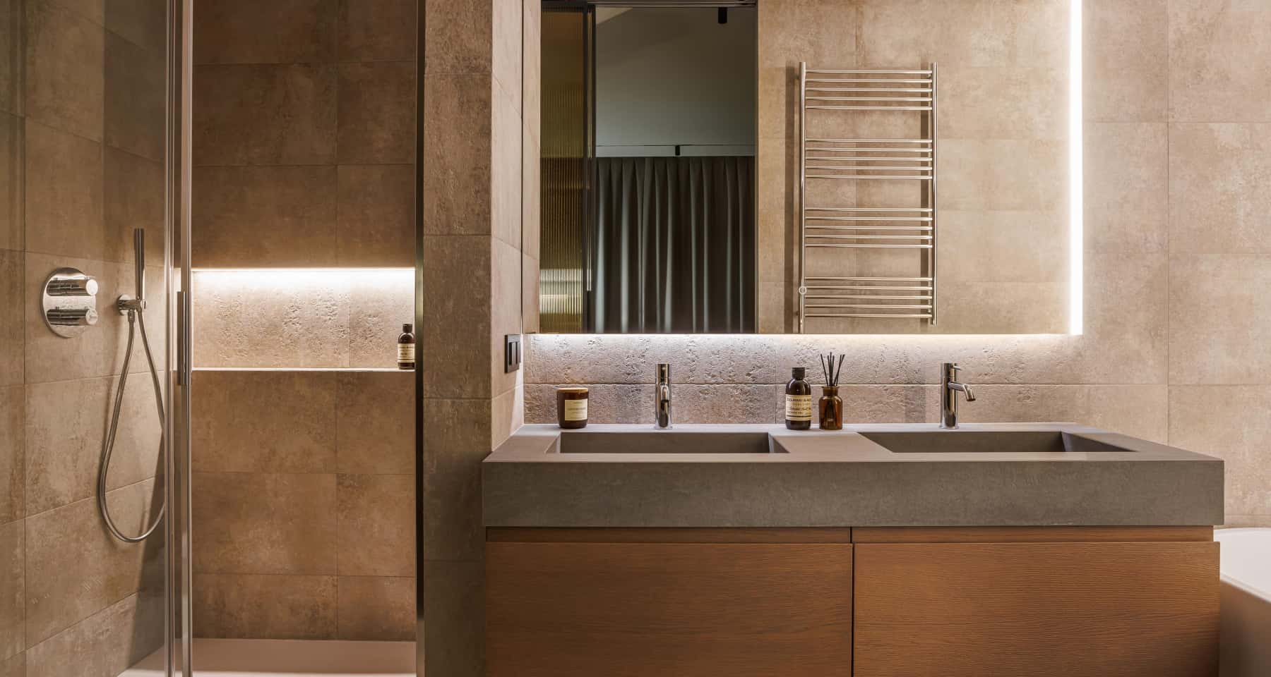 Душевая и раковина в мастер-ванной