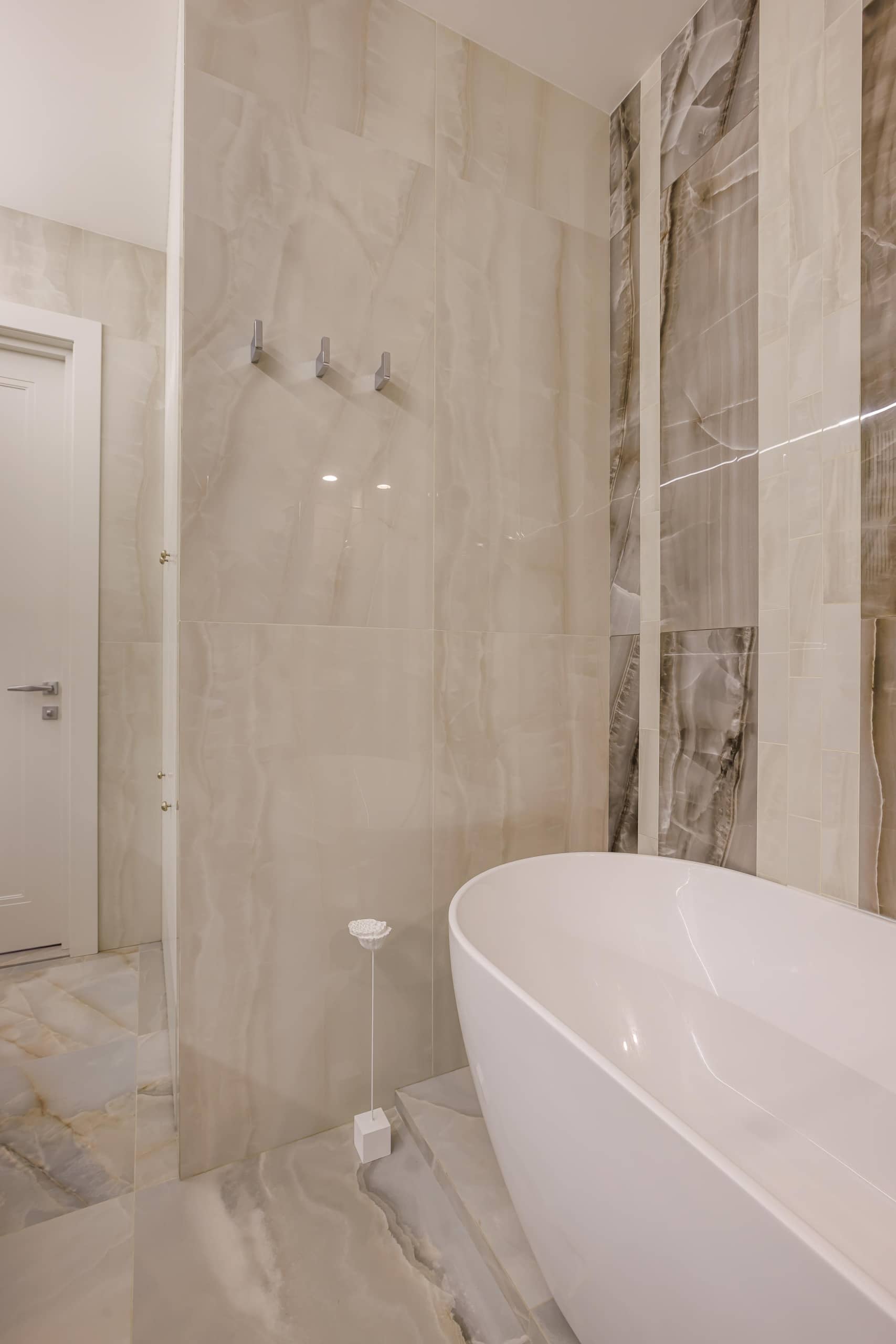 Оформление интерьера ванной комнаты в белый цвет. Фото № 71659.