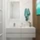 Туалетный столик с широким зеркалом, белого цвета. Дизайн и ремонт квартиры на Никитском бульваре — Воздушный замок. Фото 037