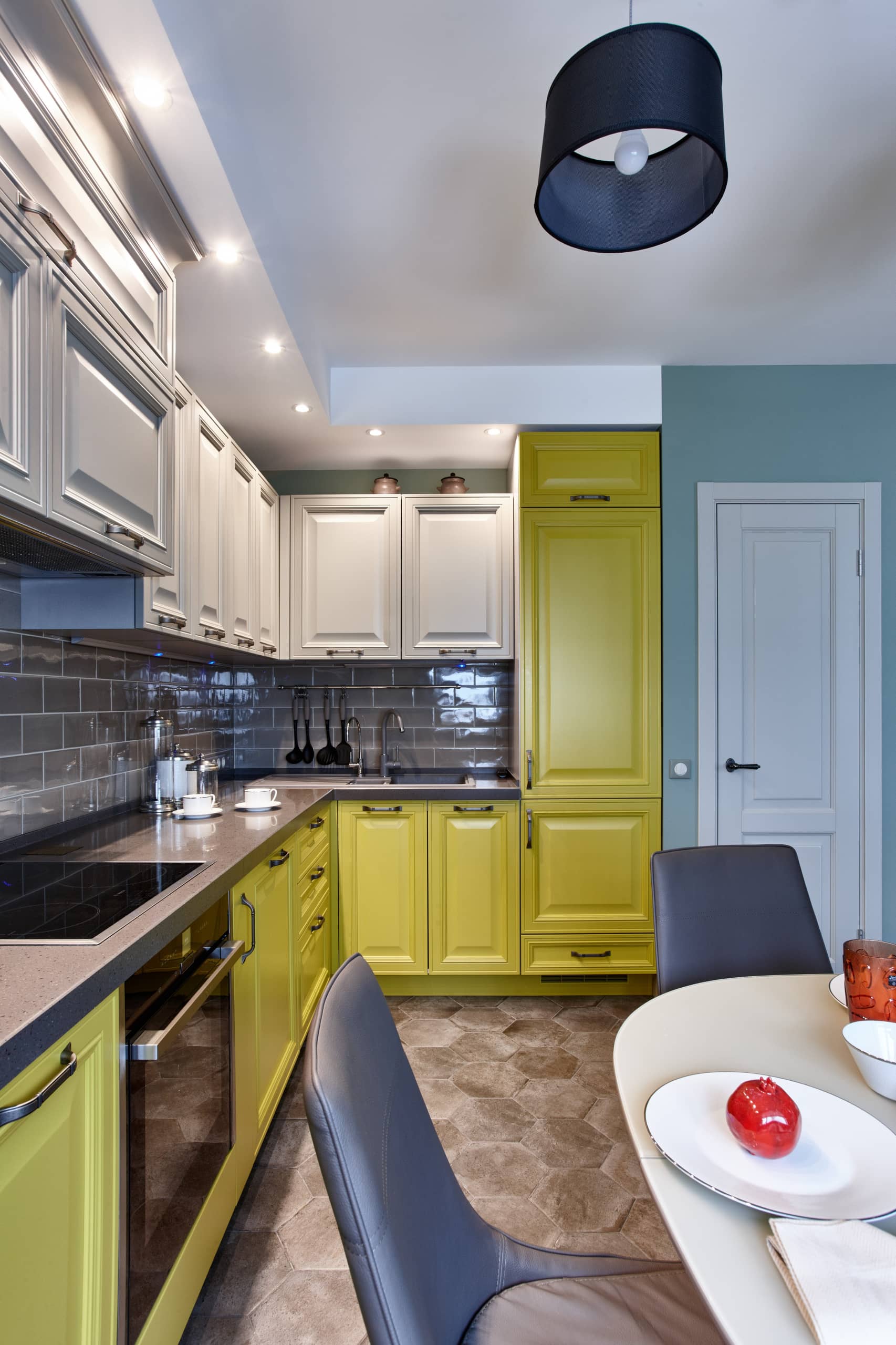 Шкафчики белого цвета в кухне в стиле лофт