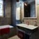 Красные украшения в ванной комнате добавляют интерьеру изысканности. Дизайн и ремонт квартиры в ЖК «Wellton Park» — Алиса в стране чудес. Фото 059