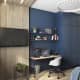 Встроенный в стену синий шкаф в современном стиле. Дизайн и ремонт квартиры в ЖК «Айвазовский» — Золотой агат. Фото 031