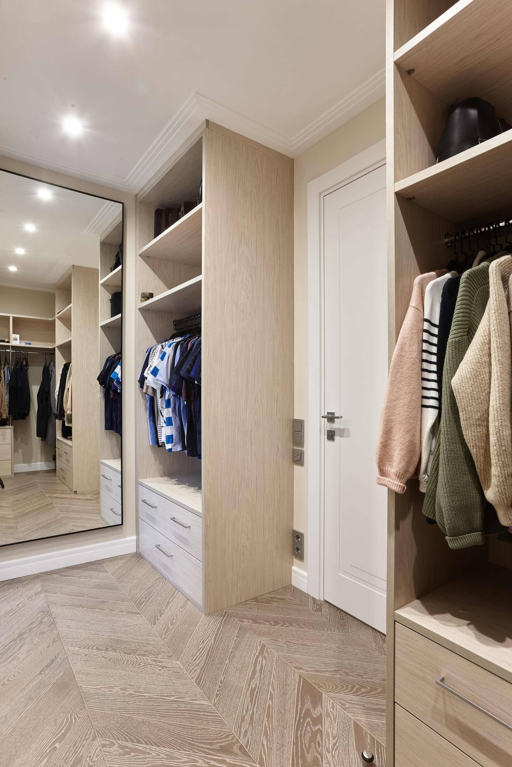 Шкафы для хранения одежды дополнили зеркалом