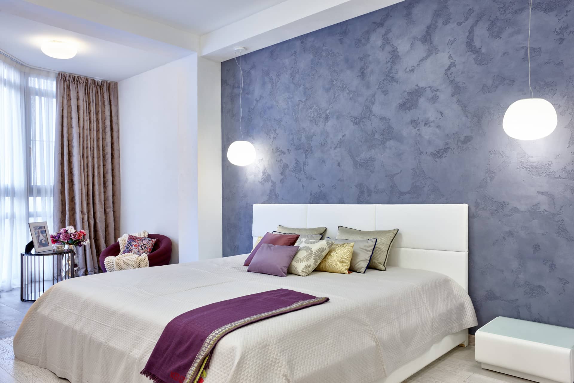 Стена пастельно синего цвета в хозяйской спальне