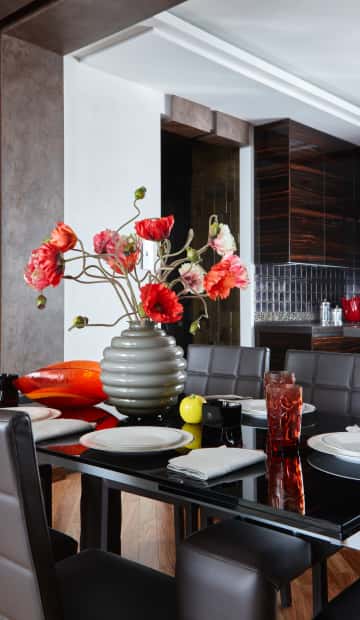 Стулья в столовой светлого кремового оттенка