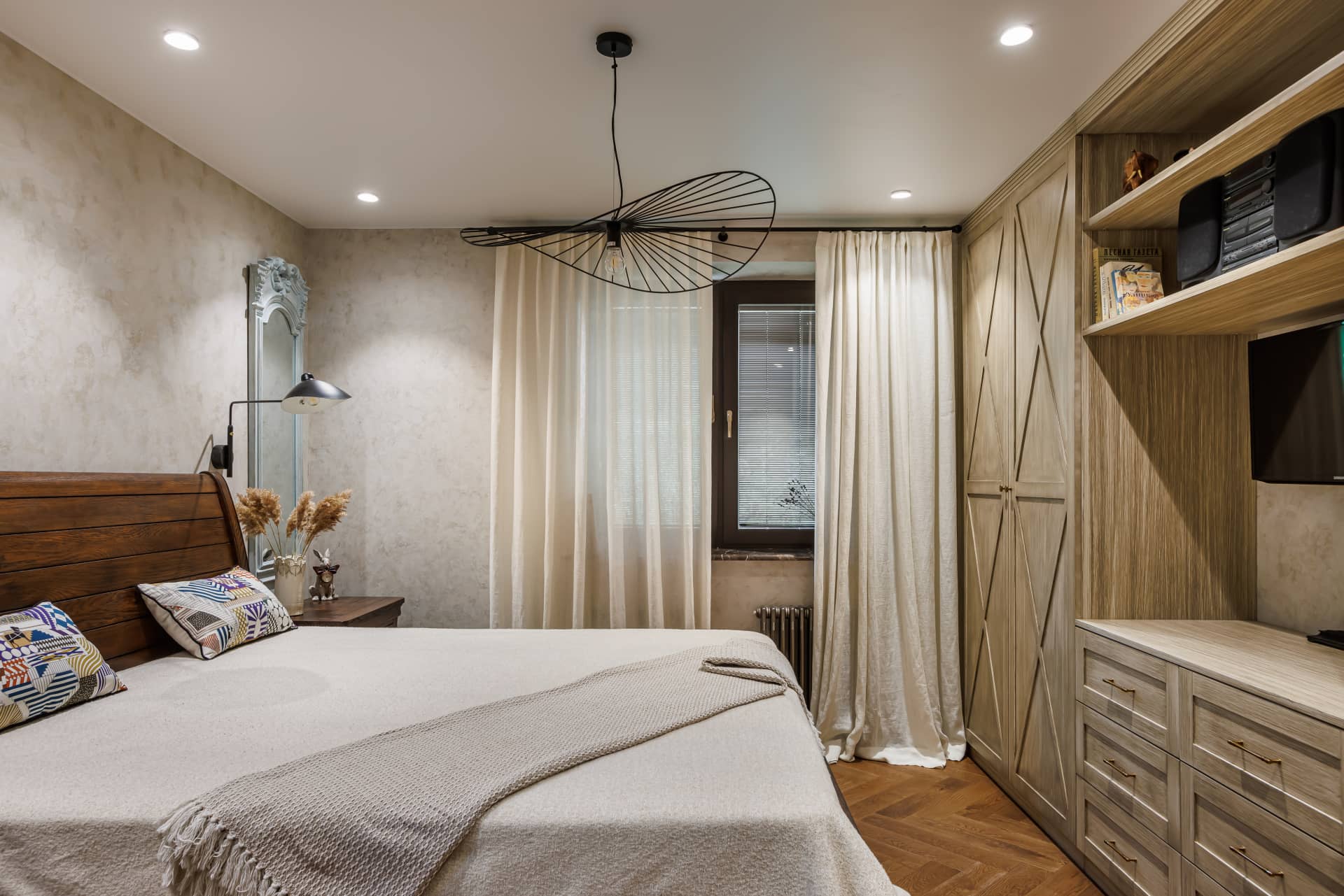 Для создания контраста выбрали бра у кровати и потолочный светильник в современном стиле