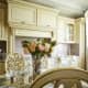 Кухня в светлых тонах с рабочей поверхностью из серого мрамора. Интерьеры в классическом стиле. Фото 023