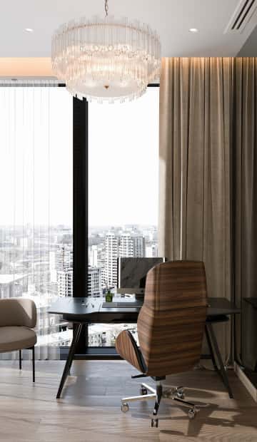 У окна рядом с колонной расположили рабочий уголок с письменным столом