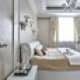 Современный туалетный столик белого цвета со вставками из древесины. Дизайн и ремонт спален в разных стилях. Фото 013