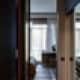Соединение каменного пола в кухне и серого ковра в гостиной. Дизайн и ремонт квартиры в ЖК «Barkli Park» — Витрувианская квартира. Фото 032