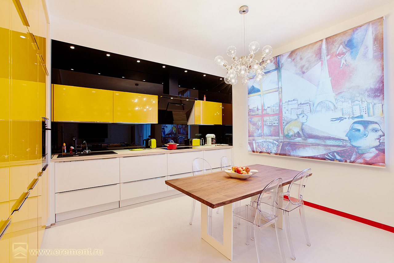 Кухня с глянцевыми шкафчиками жёлтого и чёрного цвета