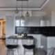 Ванная комната выполнена из мрамора с серыми прожилками. Дизайн и ремонт квартиры в ЖК «Альбатрос» — Литературный минимализм. Фото 011