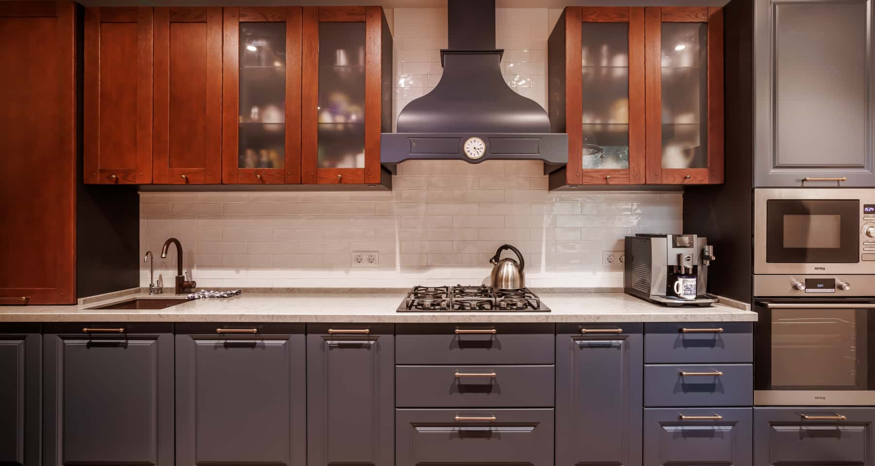 Сочетание коричневого и серого в интерьере кухни