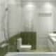Детская ванная комната выполнена в плитке белого и зелёного цвета. Дизайн и ремонт дома в КП «Антоновка» — Загородный минимализм. Фото 056