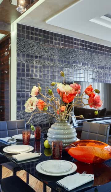 Двери с глянцевым покрытием тёмного оттенка