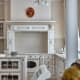 Кухня с классическими шкафами кремового цвета. Дизайн и ремонт коттеджа в Павлово — Домик бабушки. Фото 024