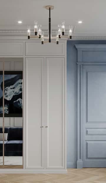 Цвет стен и разбивка молдингами повторяются в декоре платяного и книжного шкафов