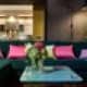 Подушки на диване яркого фиолетового цвета для контраста. Дизайн и ремонт квартиры в ЖК «Wellton Park» — Алиса в стране чудес. Фото 010