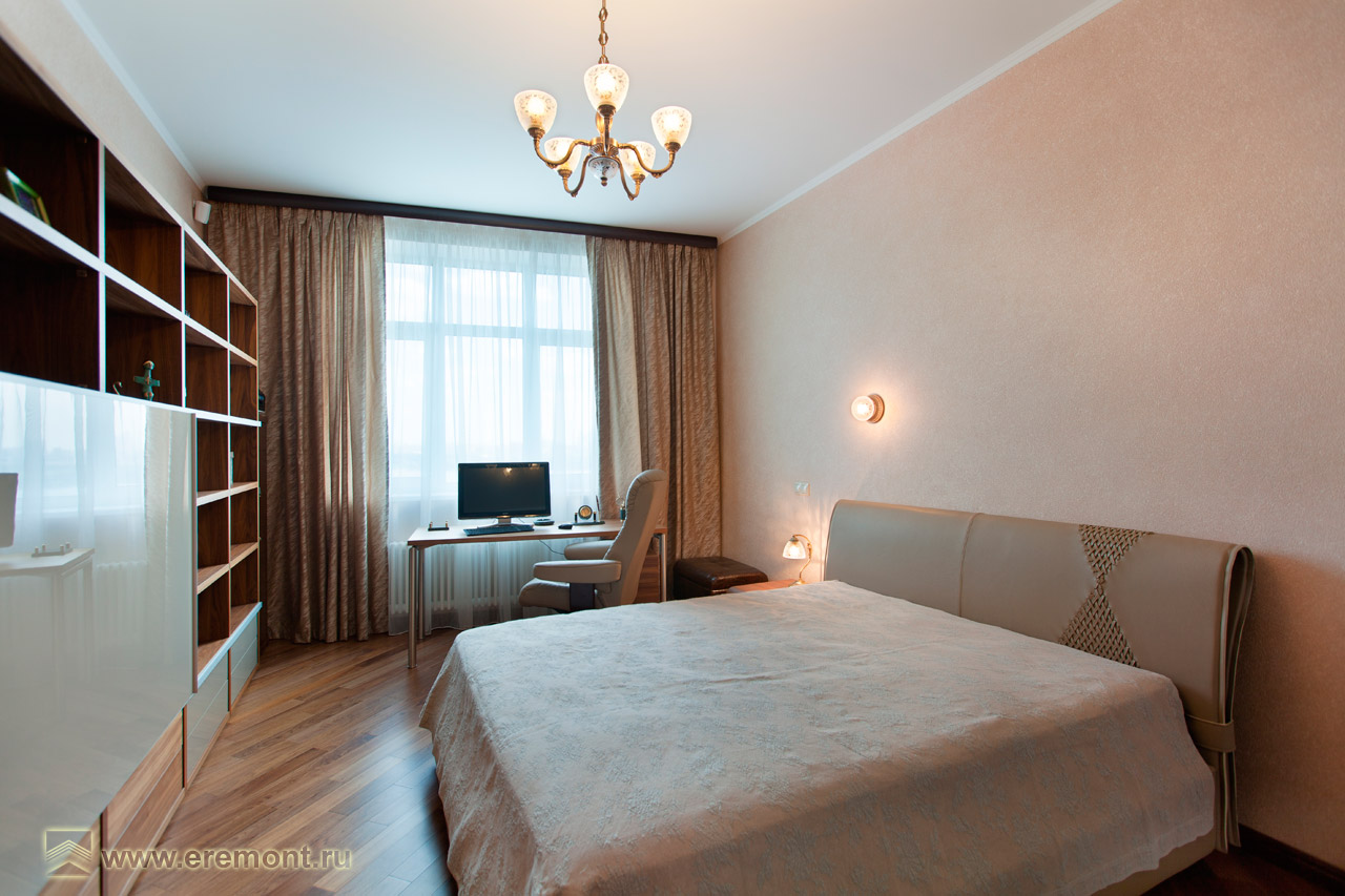 Спальня-кабинет создана в нейтрально-бежевых оттенках, поддерживает строгость атмосферы, при этом создавая уют