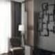 Настенная лампа салатового цвета над кроватью. Дизайн и ремонт квартиры в ЖК «Ривер Парк» — Брутальный Нью-Йорк. Фото 06