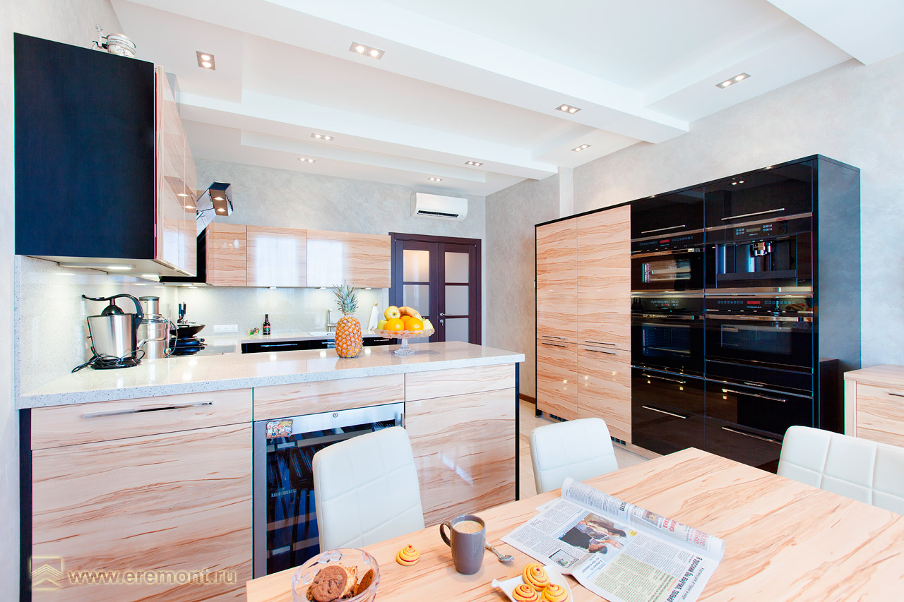 Глянцевые шкафы цвета светлого дерева очень необычное решение для кухни