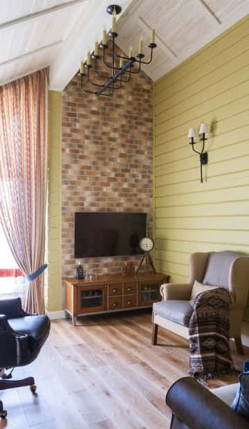 Кабинет в деревянном доме с высоким потолком