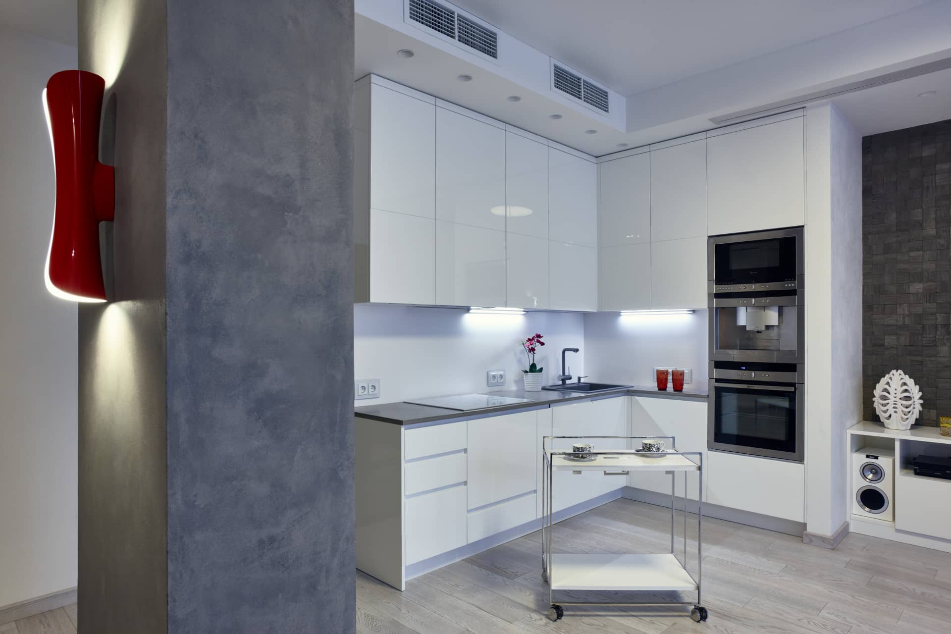 Кухня современного белого цвета с глянцевыми поверхностями