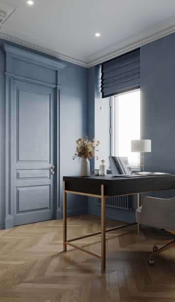 Благодаря деревянному полу медового оттенка комната стала уютнее и теплее