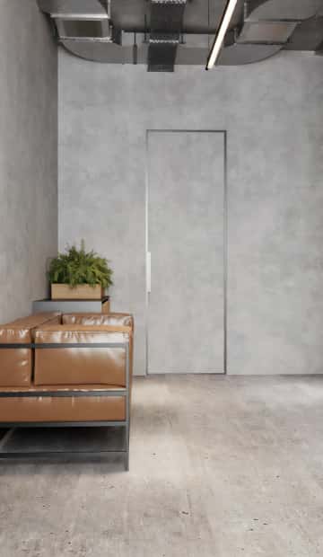 В стене справа от входа обустроили два вещевых деревянных шкафа